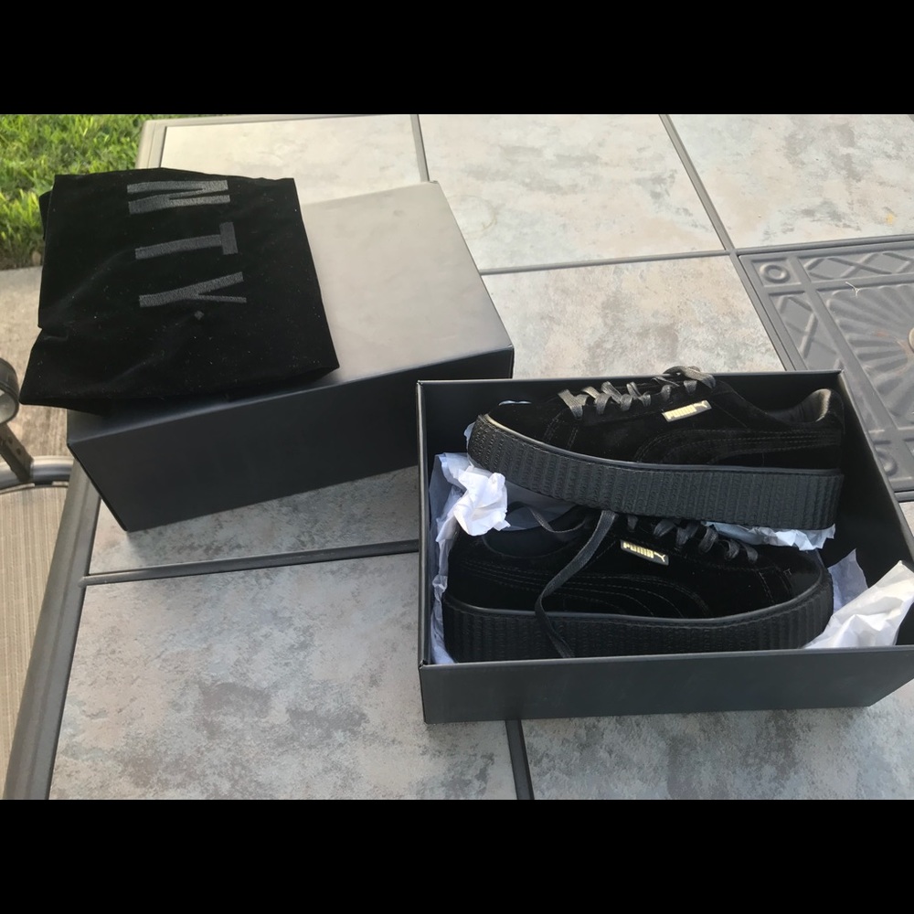 Rihanna Black Creeper Velvet Pumas sz. 7 BRAND NEW